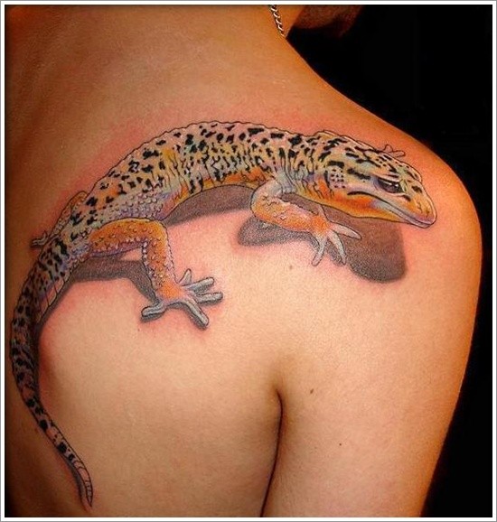 Tatuaje en el hombro,
lagarto abigarrado realista volumétrico