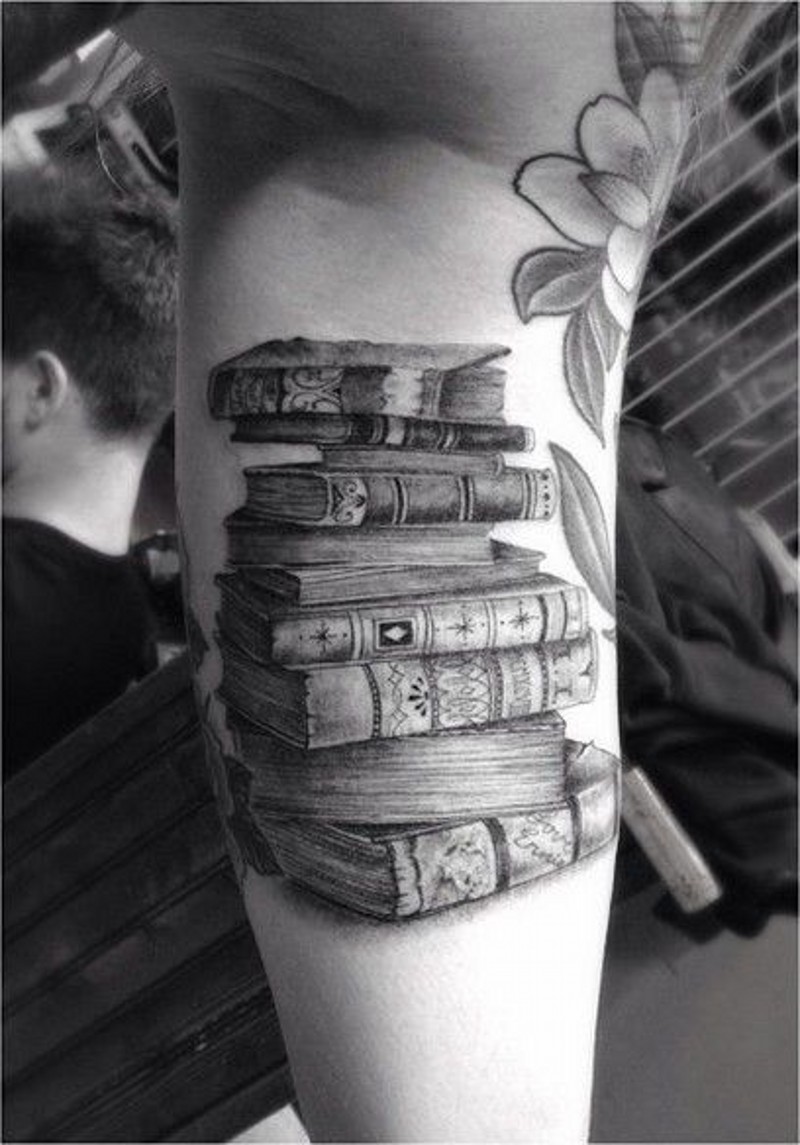 3D realistisches detailliertes Tattoo von großen antiken Büchern am Arm