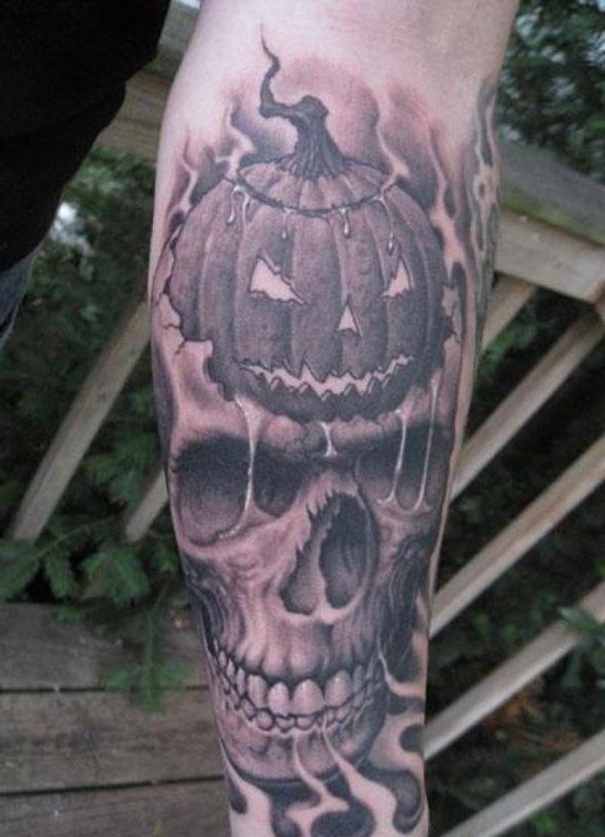 Tatuaje en el antebrazo,
calabaza en cabeza de cráneo roto, colores negro y blanco
