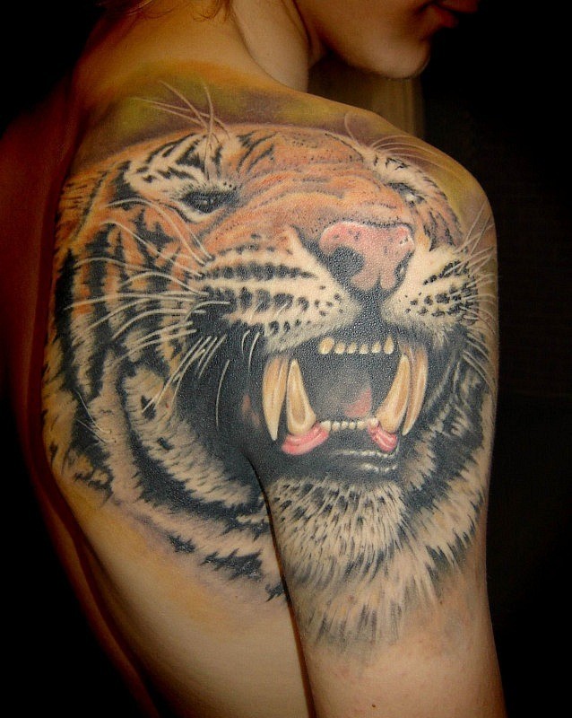 3D tigre realistico dettagliato tatuaggio sulla spalla