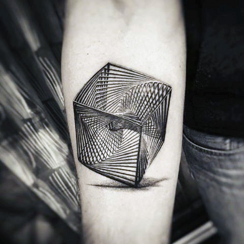 Tatuaje en el antebrazo,
cubo geométrico hipnótico estupendo