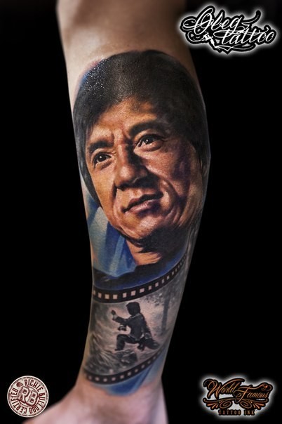 3D realistisches Jackie Chan Porträt farbiges Bein Tattoo mit Filmfragment von Oleg