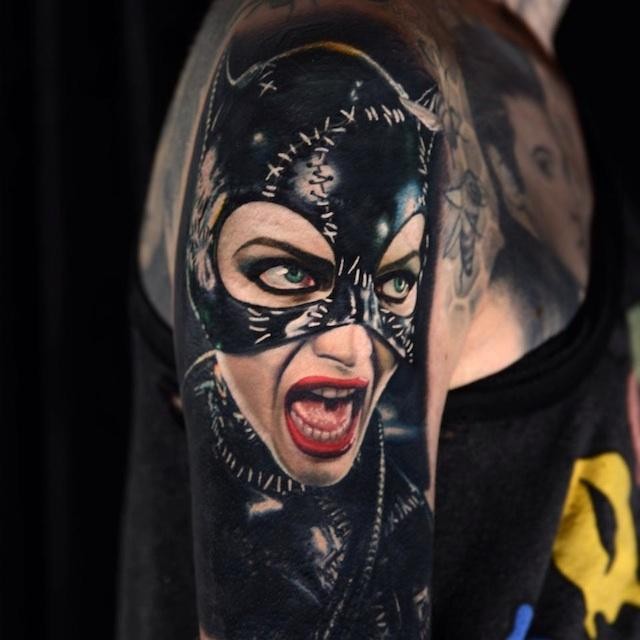 Tatuaje en el brazo, Catwoman realista que grita
