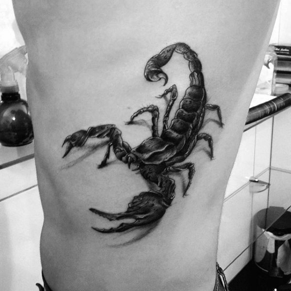 3D realistisch aussehender großer schwarzer Skorpion Tattoo an der Seite