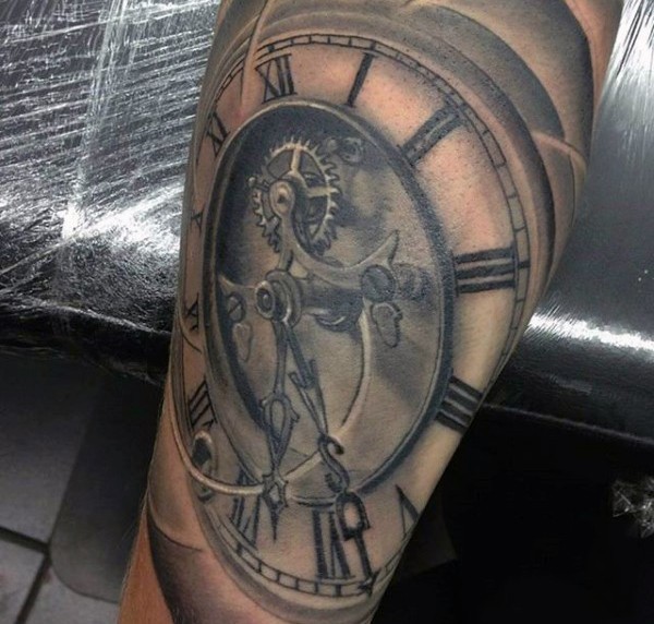 Tatuaje en la pierna, reloj antiguo volumétrico