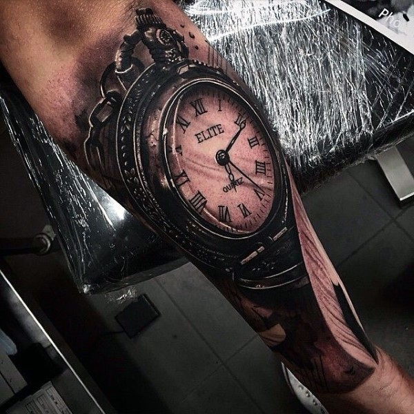 Tatuaje en el antebrazo, reloj grande único estupendo