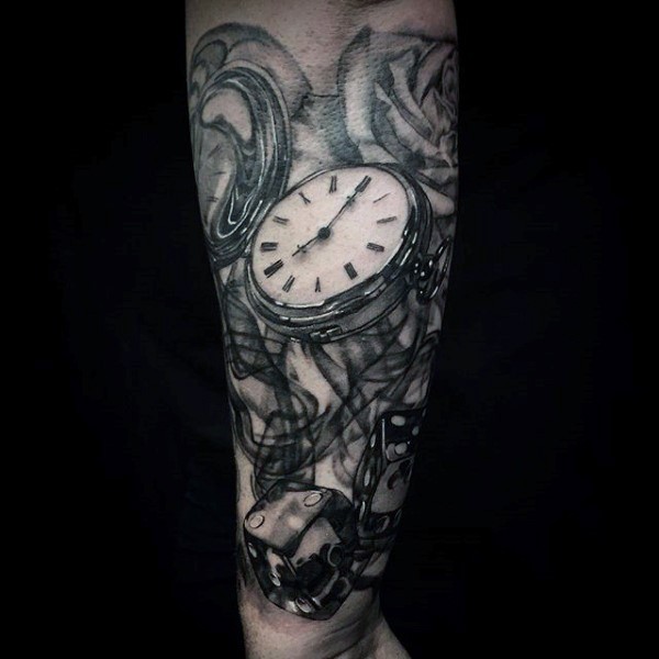 Tatuaje en el antebrazo, reloj viejo con dados y rosas de colores negro blanco