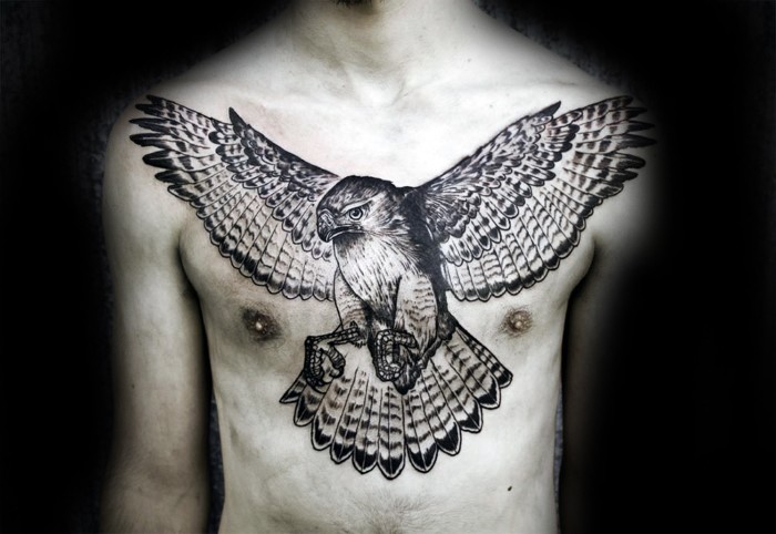 Tatuaje en el pecho,  águila grande detallada, colores negro blanco