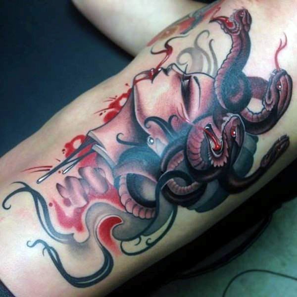 Tatuaje en el costado,  Medusa Gorgona tremenda con sangre