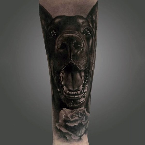 3D realistisch aussehender sehr detaillierter niedlicher Hund mit Blume Tattoo am Arm