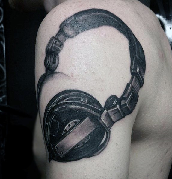 Tatuaje en el brazo,
 auriculares grandes negras 3D
