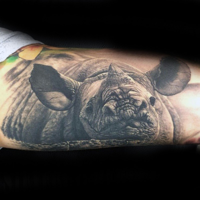 3D fotorealistische naturgetreue Tierwelt Bizeps Tattoo mit Nashorn