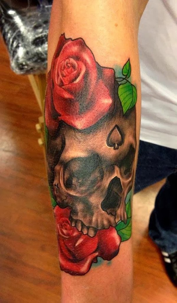 3d teschio realistico con rose rosse tatuaggio avambraccio