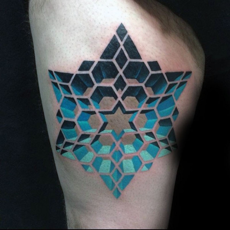 Tatuaje en el muslo,  estrella geométrica azul volumétrica