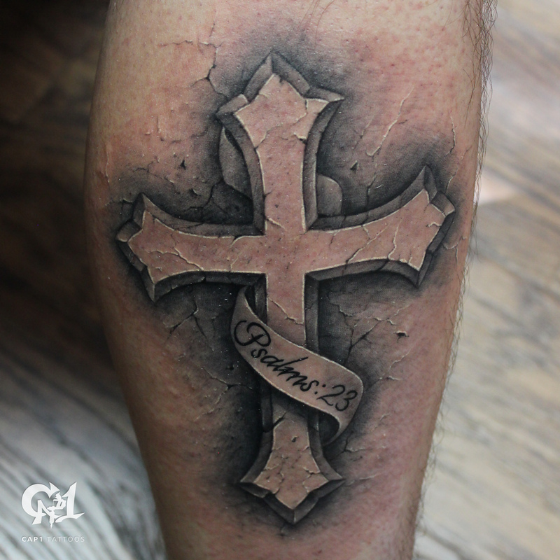Tatuagem de cruz de pedra realista 3D