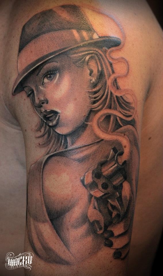 3D realistischer Vintage Stil verführerische Frau Bandit Tattoo am Unterarm mit Pistole
