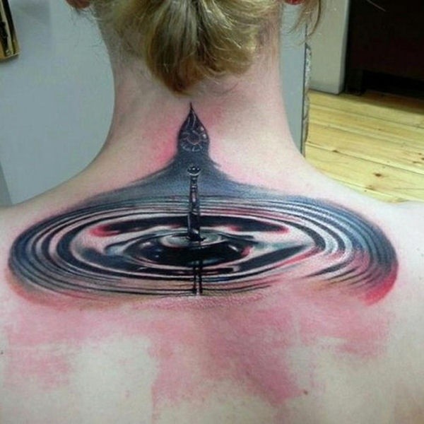3d realistisches Wasser Tattoo am oberen Rücken