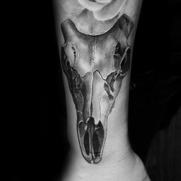Chiqueiro 3D; e tatuagem de crânio animal muito detalhada no braço