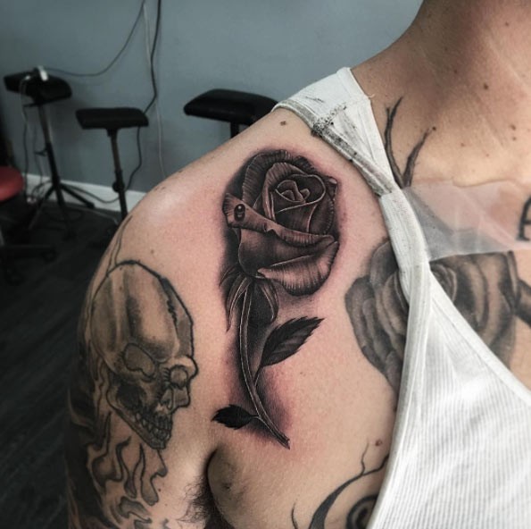 3D Stil schönes farbiges Tattoo an der Schulter mit Rose Blume