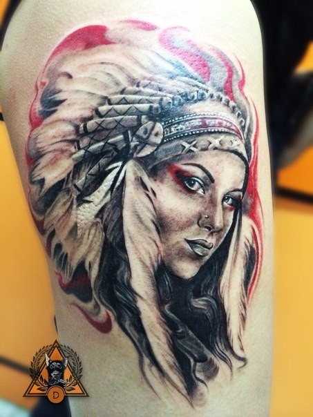 3D Stil großes buntes detailliertes Oberschenkel Tattoo mit verführerischer indianischer Frau Porträt
