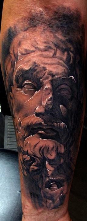 Tatuaje en estilo 3D aspecto muy realístico de la estatua antigua en el antebrazo