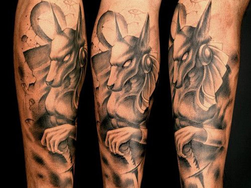 Tatuaje en el antebrazo, Dios Seth severo impresionante