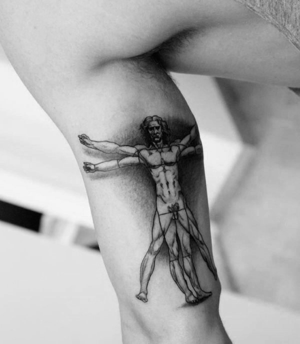 Tatuagem de barriga de tinta preta estilo 3D do homem Vitruviano desenhado por Da Vinci