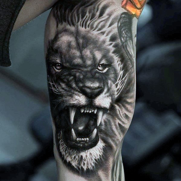 Tatuaggio bicipite in inchiostro nero stile 3D del leone ruggente