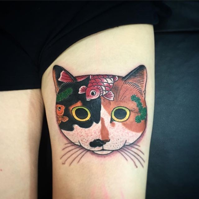 Tatuaggio con testa di gatto colorata in stile 3D sulla coscia