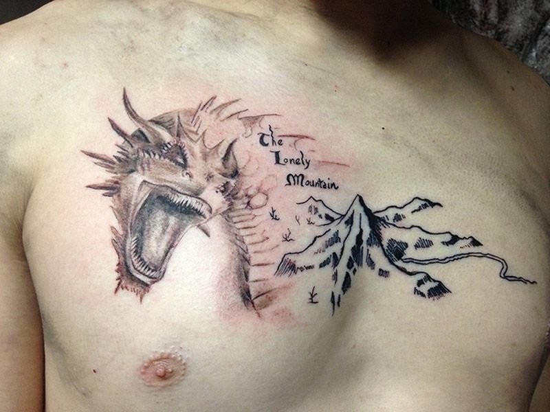 Tatuaje en el pecho, dragón con montañas y  inscripción, dibujo simple negro blanco