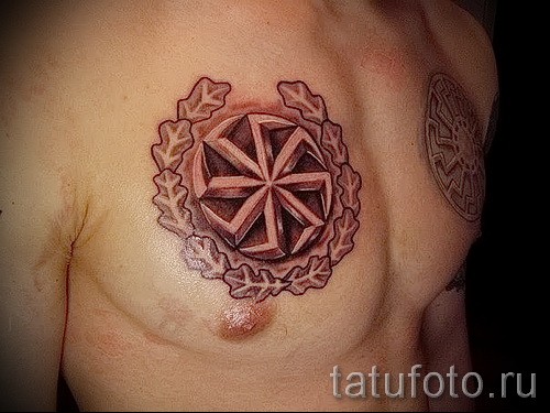Tatuaje en el pecho, símbolo magnífico con corona de laurel