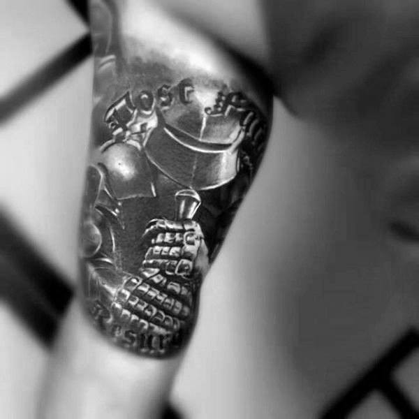 Tatuaje en el brazo, guerrero medieval increíble detallado