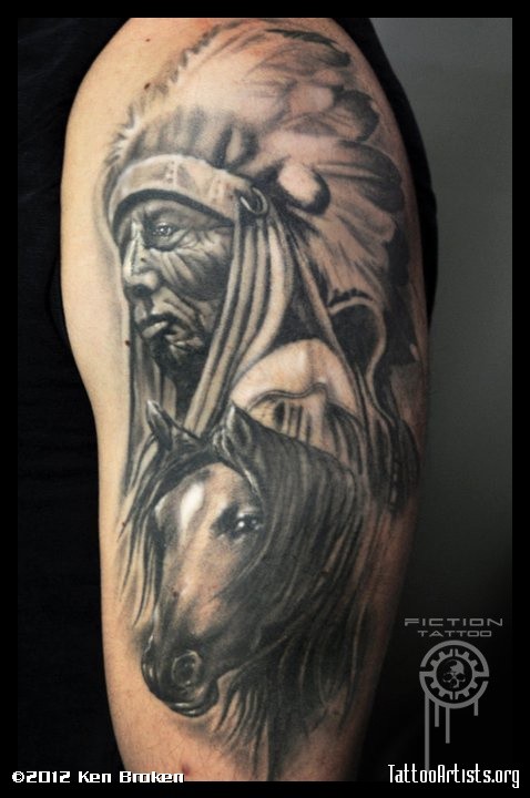 Tatuaje en el brazo, indio anciano con caballo lindo, colores oscuros
