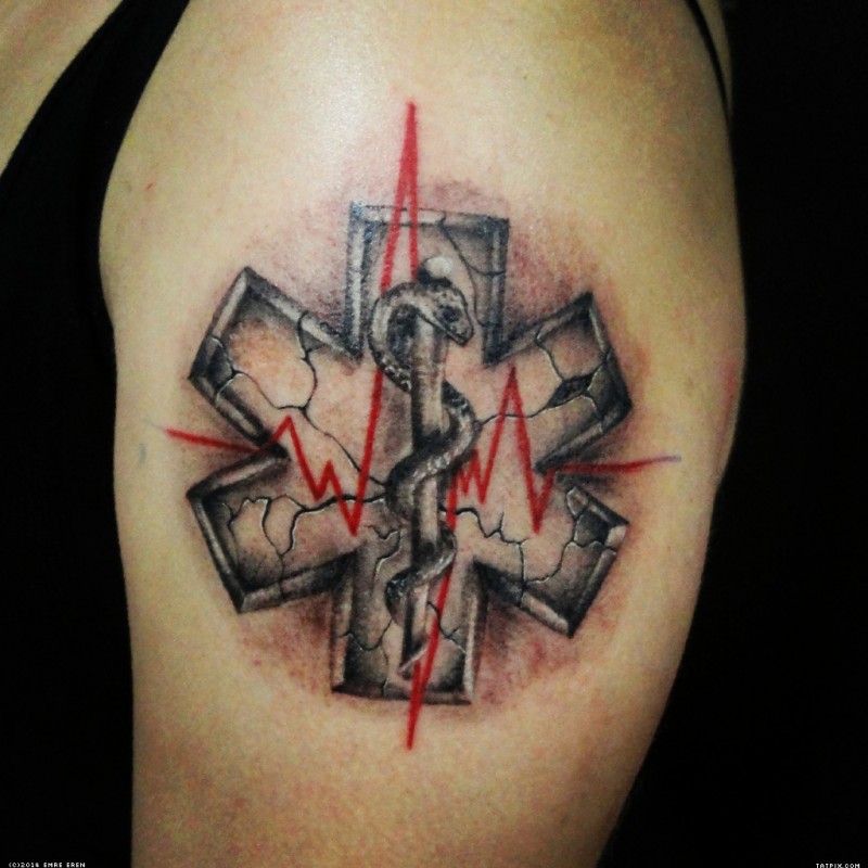 Tatuaje en el brazo, símbolo de cruz médica decorado con serpiente y latido