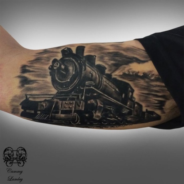 Tatuaggio bicipite dettagliato in stile 3D di un treno enorme