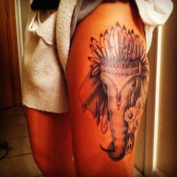 Tatuaje en el muslo,  elefante indio maravilloso en sombrero de plumas