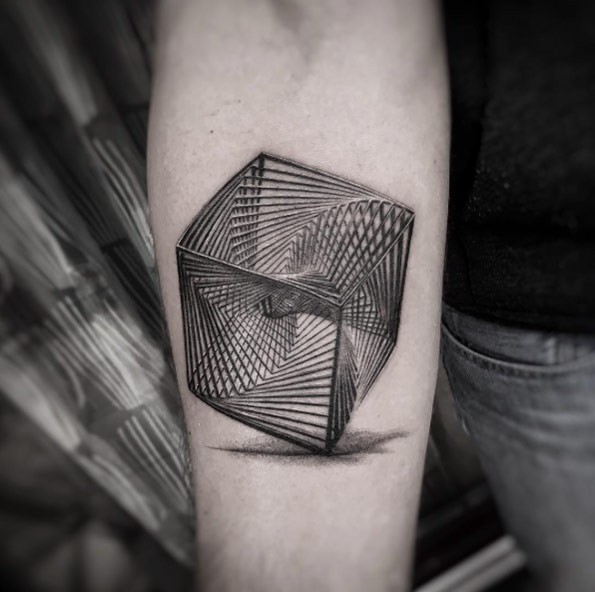 3D estilo lindo tatuagem antebraço procurando de grande cubo hipnótico