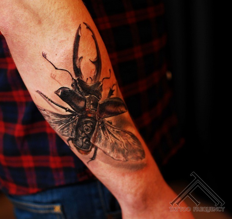 3D Stil wunderschönes detailliertes Unterarm Tattoo mit großem Käfer