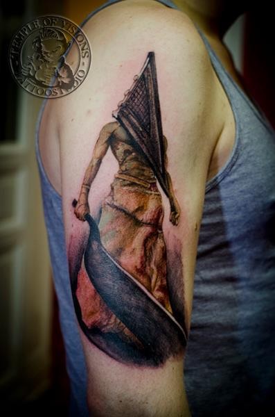 Tatuaje en el brazo, personaje monstruoso de Silent Hill