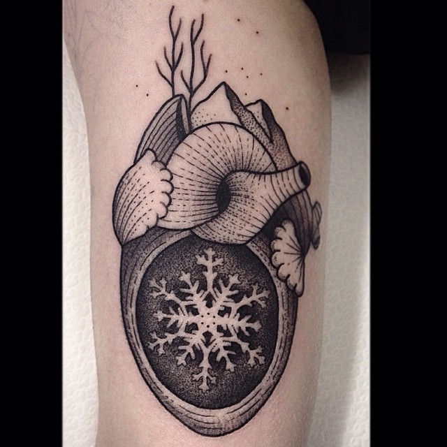 3D Stil interessant kombiniertes schwarzes Herz mit Bergen Tattoo am Arm mit Schneeflocke