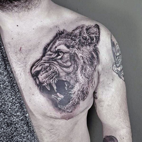 Tatuaggio di petto dall&quotaspetto interessante in stile 3D del ritratto di leone ruggente