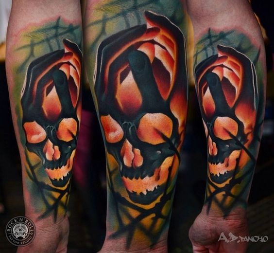 3D Stil natürlich aussehender farbiger Schädel aus den Händen Tattoo am Unterarm