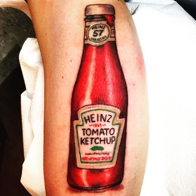 Tatuaje colorido de botella simple de salsa de tomate