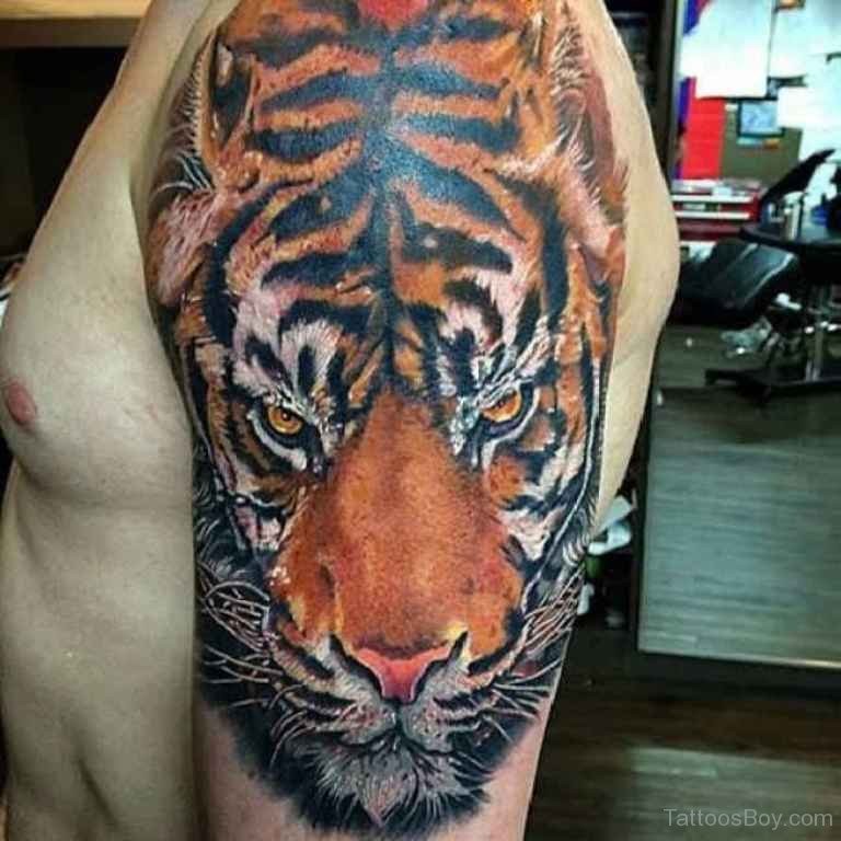 Foto real do estilo 3D como a tatuagem do ombro da cabeça do tigre