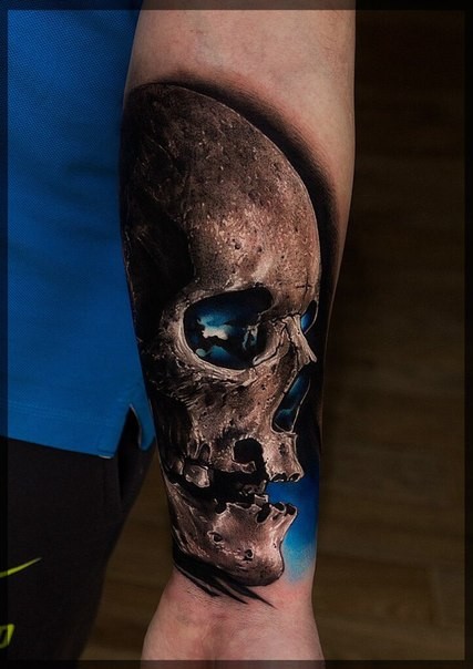 3D Stil realistisch aussehendes farbiges Unterarm Tattoo des menschlichen Schädels