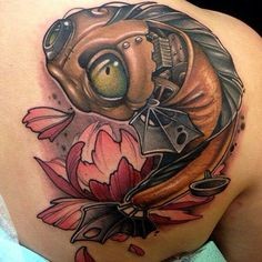 3D Stil einzigartiges gestaltetes biomechanisches Fisch Tattoo am Rücken mit rosa Blume