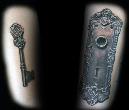 Stile 3D molto dettagliato del tatuaggio del braccio dell&quotorologio antico con chiave grande
