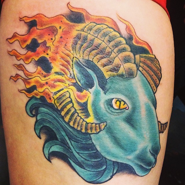 Tatuaje  de aries azul en llamas
