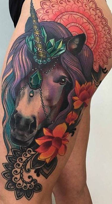 Tatuaje en el muslo, 
unicornio hermoso con joyas y flores, estilo hindú