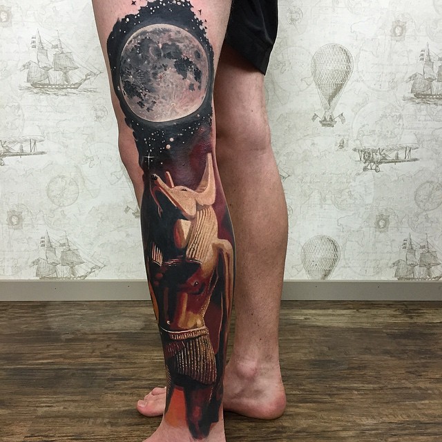 Tatuaje en la pierna,
 estatua de dios egipcio volumétrica fascinante y luna llena